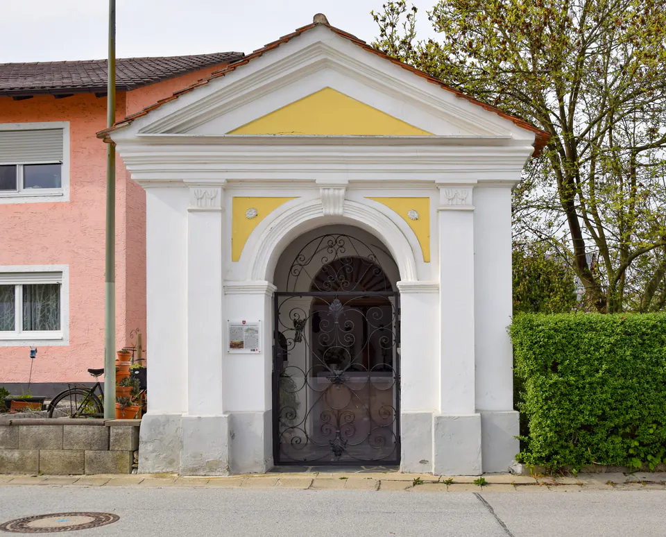 Dreifaltigkeitskapelle in Pleinting mit schmiedeeisernem Tor
