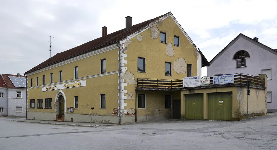 Ehemaliger Gasthof Schneider an der Hauptstraße in Pleinting