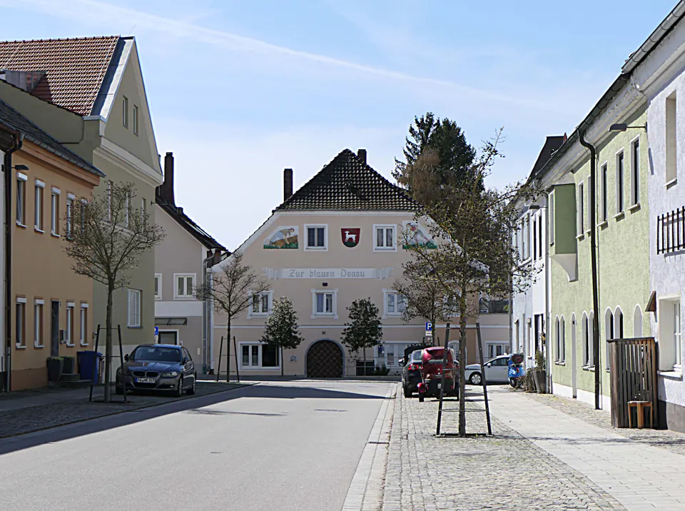 Blick durch die Hauptstraße auf den Gasthof zur blauen Donau in Pleinting