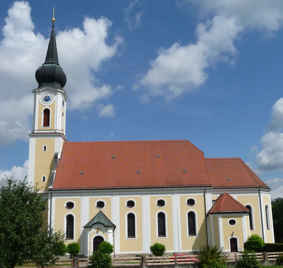 Pfarrkirche St. Stephan in Pleinting vor blauem Himmel