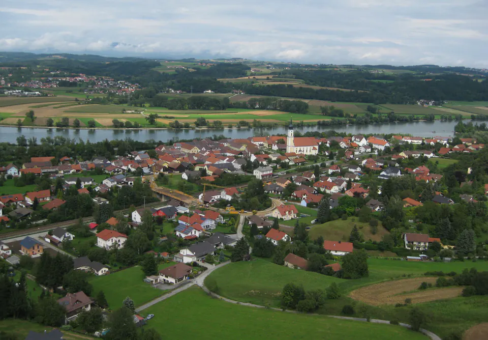 Luftansicht von Pleinting mit Donau und Pfarrkirche St. Stephan